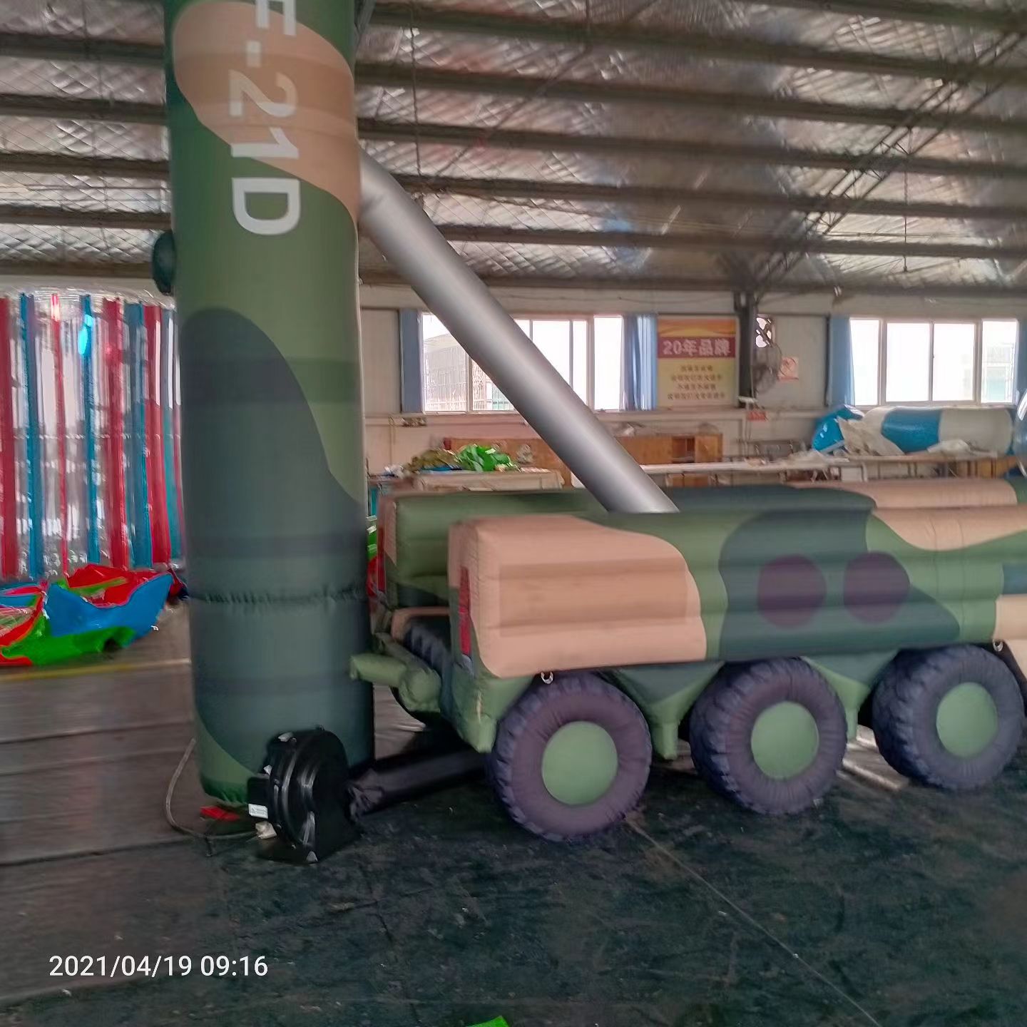 宁都军事演习中的充气目标车辆：模拟发射车雷达车坦克飞机